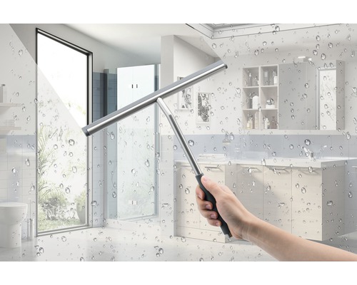 Hand met raamwisser voor badkamertegels