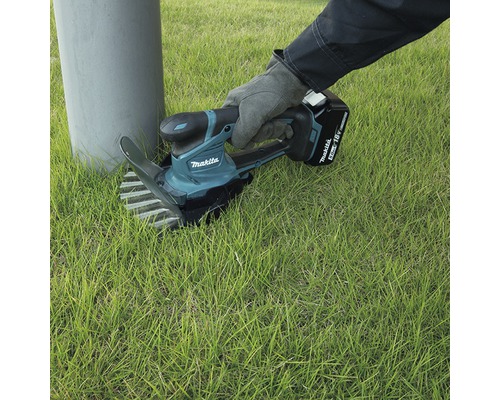 Accugrasschaar in gebruik op gazon