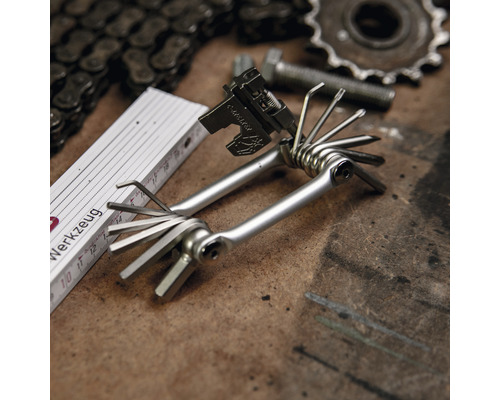 Multitool met diverse gereedschappen, inclusief inbussleutel en spaaksleutel