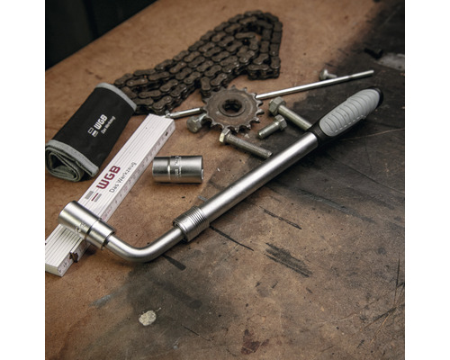 Gereedschapsset met dopsleutel, kettingen, tandwiel, schroeven, duimstok en bankschroef