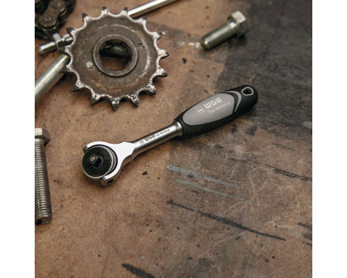 WGB ratel naast schroeven en tandwiel op een werkbank