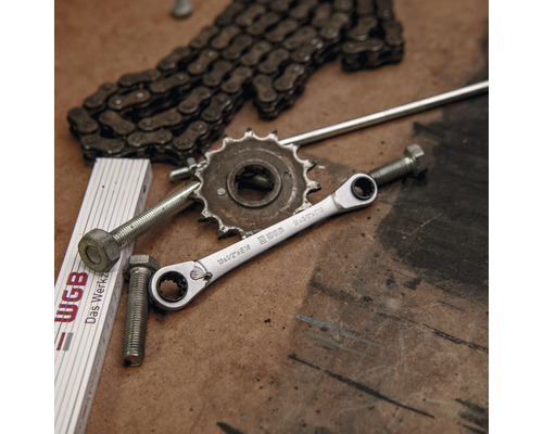 Werkplaatsopstelling met steeksleutel, schroeven, ketting, tandwiel en duimstok