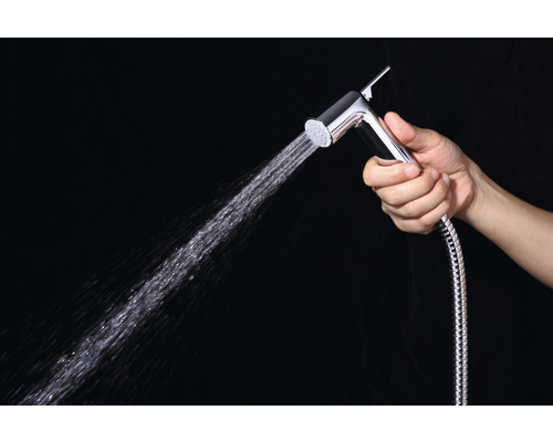 Handdouche met waterstraal in gebruik