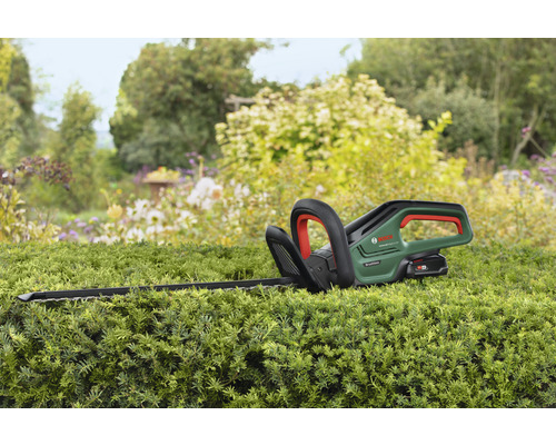 Accuheggenschaar van Bosch in gebruik buitenshuis