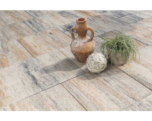 Bestrating van terrastegels met decoraties