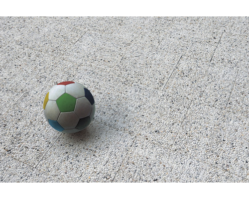 Voetbal op straatstenen