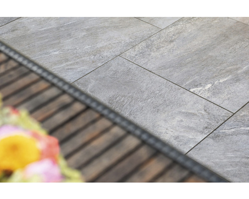 Installatie met grijze terrastegels