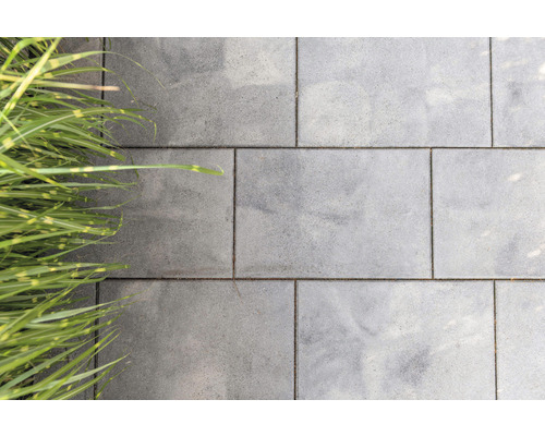 Grijs straatwerk met gras