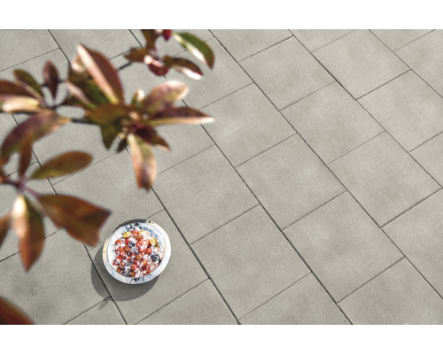 Bestratingstegels op een terras met een schaal fruit