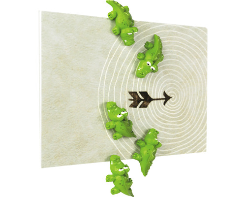 Decoratieve krokodillenmagneten op een bord met pijlmotieven