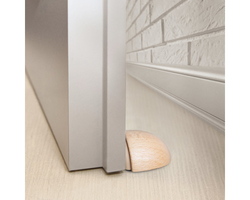 Houten deurstopper houdt deur open