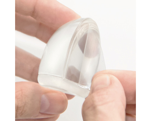 Doorzichtige kunststof hoekbeschermer wordt vastgehouden.