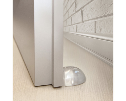 Plastic deurstopper aan de onderkant van een deur