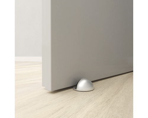 Metalen deurstopper op de vloer voor een deur