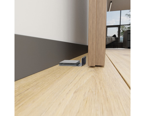 Metalen deurstopper op een houten vloer