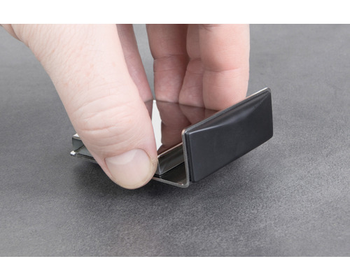 Persoon houdt een metalen profiel in de hand