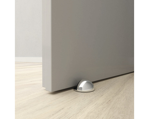 Metalen deurstopper op de vloer voor een deur