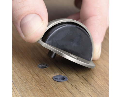 Montage van een deurstopper op een houten vloer