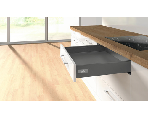 Open lade in een moderne keuken met Hettich logo