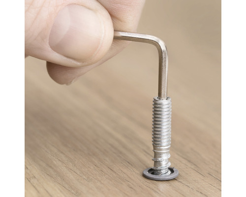 Een inbussleutel wordt gebruikt om een schroef vast te draaien