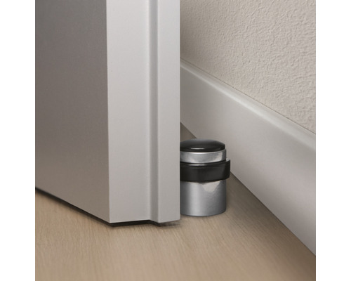 Metalen deurstopper bij een deur