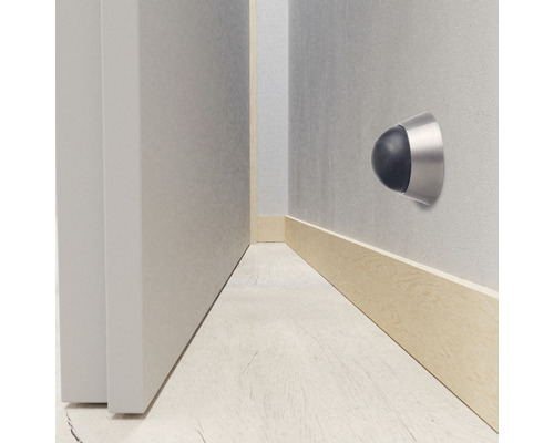 Deurstopper aan de muur met rubberen buffer naast een deur