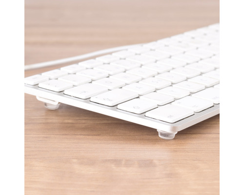 Close-up van een computertoetsenbord op een houten tafel