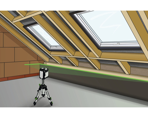 Zolderkamer met dakramen, houten balken en een lijnlaser op een statief die een groene lijn op de muur projecteert