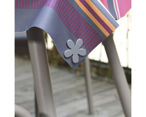 Tafelkleed met tafelkleedklem in de vorm van een bloem