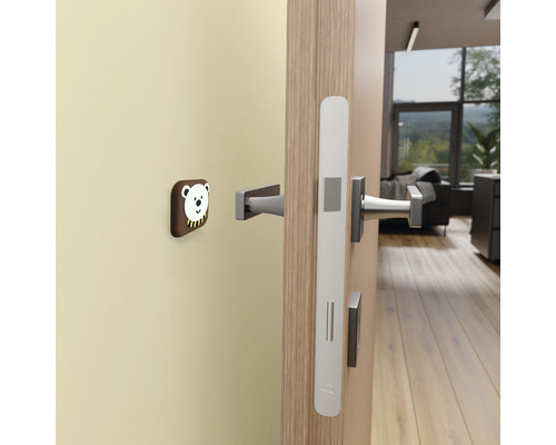 Open deur met deurklink en wandbuffer met berenmotief