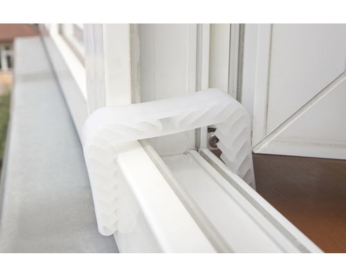 Kunststof raambeveiliging op het raamkozijn