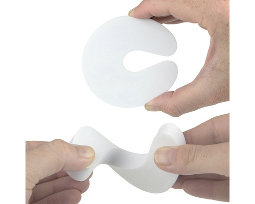 Twee deurklemmen worden in de hand gehouden