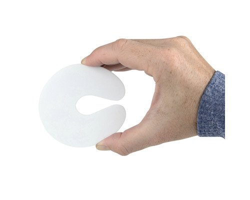 Hand houdt deurstopper van kunststof vast