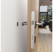 Open deur met beslag in een moderne woonkamer.
