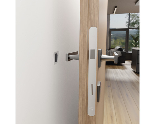 Open deur met beslag in een moderne woonkamer.