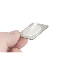 Metalen bord met zelfklevende pad in de hand