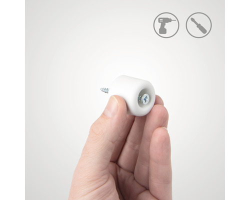 Hand houdt deurstopper met schroef vast