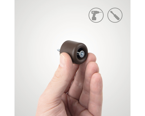 Bruine deurstopper met schroef in een hand