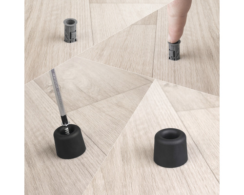 Montage van een zwarte deurstoppper met plug op een houten vloer.