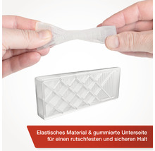 Transparante deurstopper van elastisch materiaal wordt vastgehouden door handen