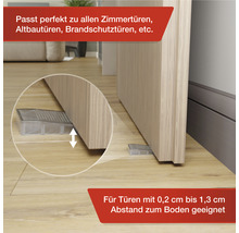 Deurstopper onder een houten deur op een houten vloer