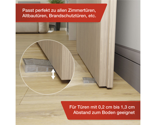 Deurstopper onder een houten deur op een houten vloer