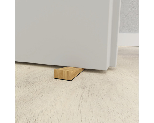 Houten deurstopper onder een deur