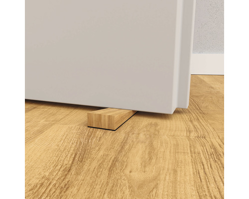 Houten deurstopper onder een deur op houten vloer