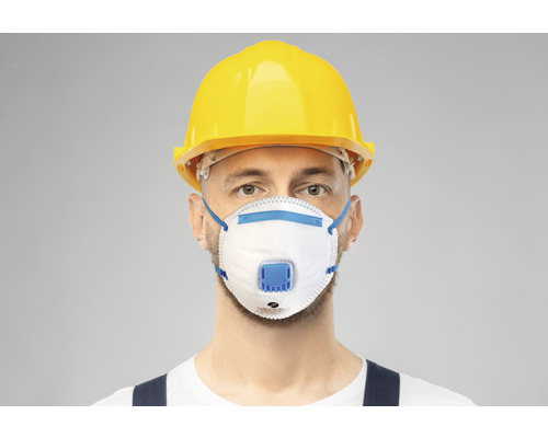 Ambachtsman met ademhalingsbeschermingsmasker en veiligheidshelm