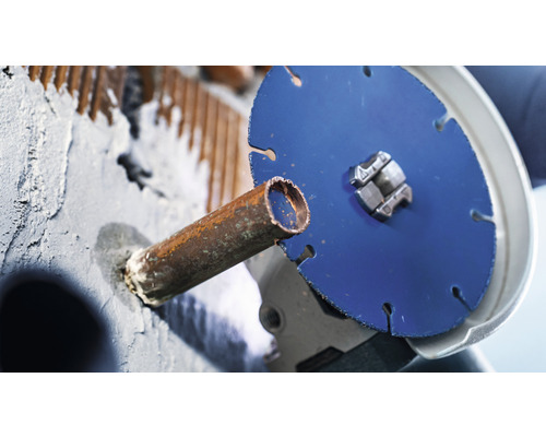 Een doorslijpschijf snijdt een metalen buis.