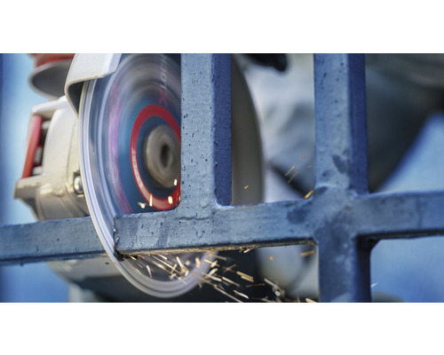 Metalen rooster wordt bewerkt met een haakse slijper, waarbij vonken ontstaan.