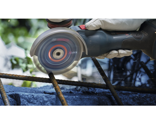 Een persoon snijdt staal met een X-Lock haakse slijper.