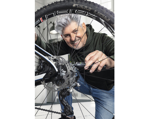 Man repareert fietsband met gereedschap