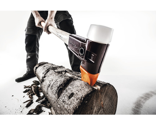 Persoon hakt hout met een kloofbijl